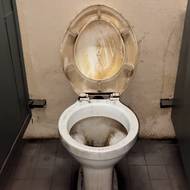 Kryt má vlastní toalety, moc vábně ale nepůsobí.