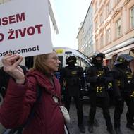 U střetů obou průvodů museli zasahovat policejní těžkooděnci, aby uvolnili několik blokád. Zadrželi celkem pět lidí. 