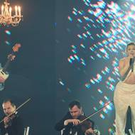 Lenny zpívá své mámě.