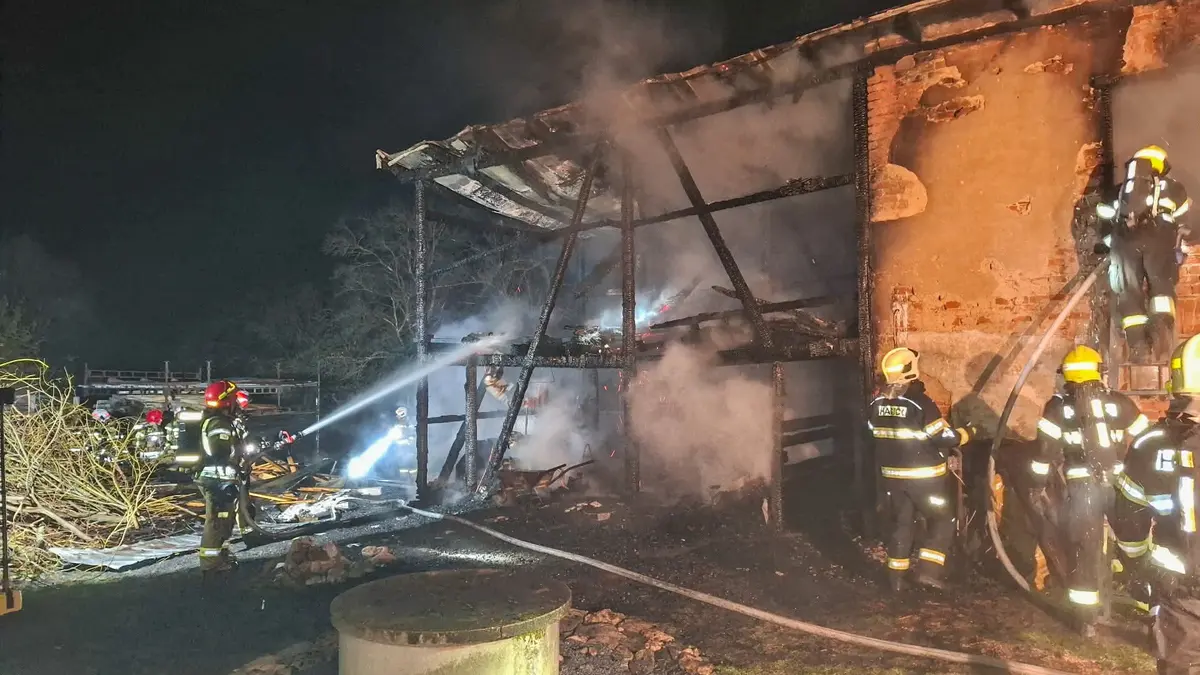 Ve Zlatých Horách shořela přístavba domu, hasiči evakuovali šest lidí