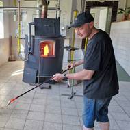 Nová pec už je roztopená na téměř 1 200 stupňů, sklárna v Karlově na Žďársku obnovila provoz po čtyřměsíční pauze.