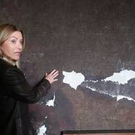 Tapety v jednom ze sálů vojáky přežily, poničili je až porevoluční vandalové.