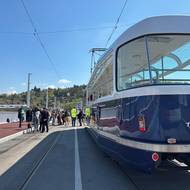 V rámci slavnostního programu vozily návštěvníky po mostě tramvaje a autobusy.