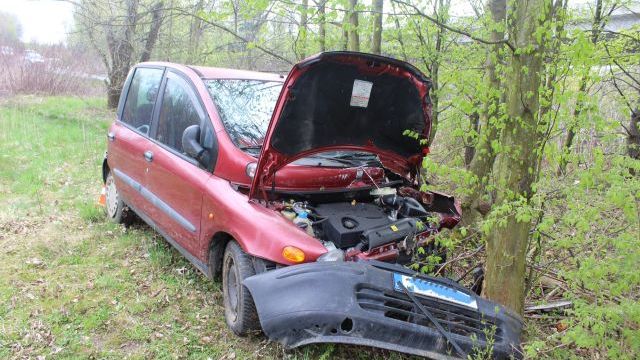 Řidič na Přerovsku usnul za volantem. Po nárazu auta do stromu skončil v nemocnici