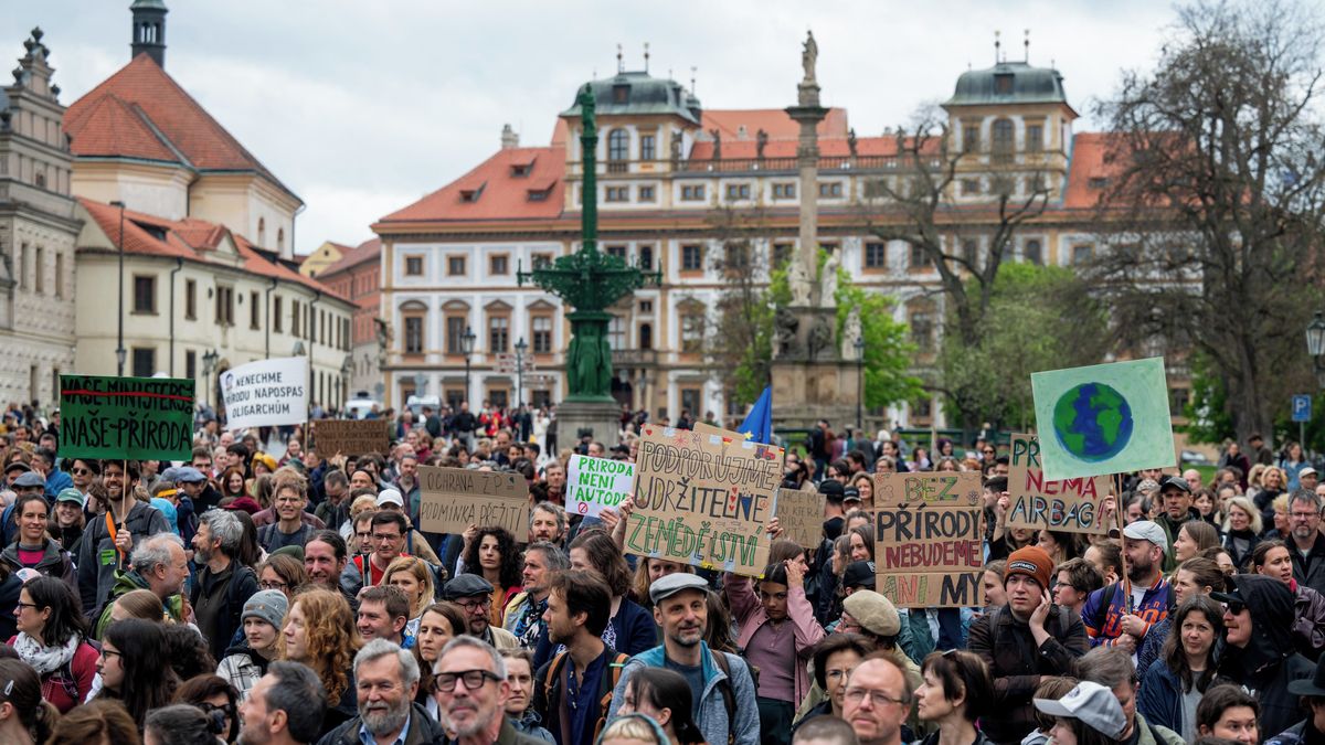 V Praze se protestuje proti Motoristům