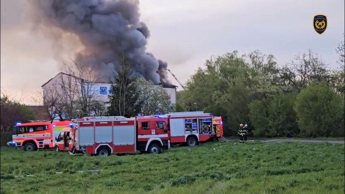 V Brně hoří továrna na výrobu plastů. Nevětrejte, varují hasiči lidi z okolí