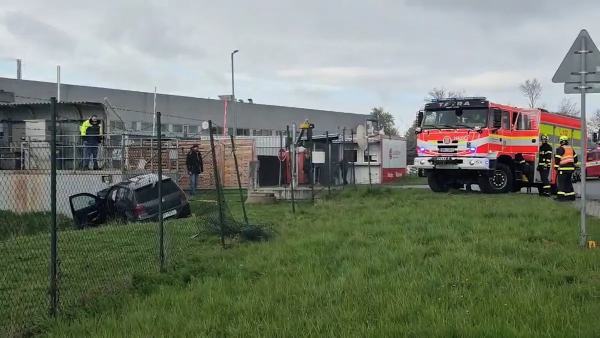 Řidič volkswagenu naboural na Plzeňsku do zdi u továrny. Záchranáři ho resuscitovali