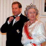 Konec roku 1996 a návštěva Česka. Na Hradě ji hostil prezident Václav Havel.