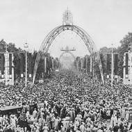 Korunovaci kromě davů v ulicích Londýna sledovali i diváci BBC. Šlo totiž o první takovou událost vysílanou v přímém přenosu.