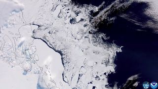 Satelit zachytil fascinující spirály v mořském ledu u Grónska