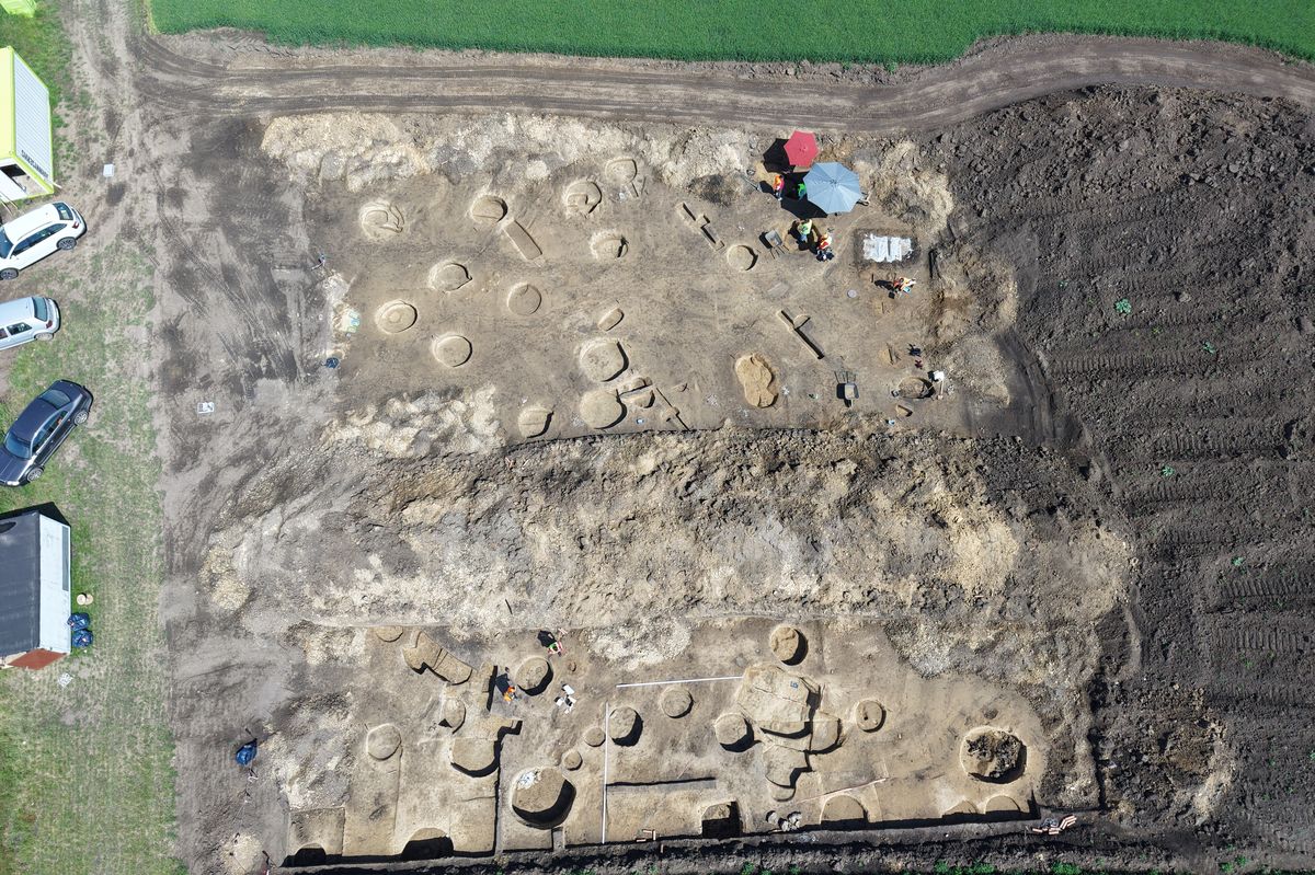Archeologové odhalili na trase budoucí železnice na Přerovsku kalibrační desku z římského období 