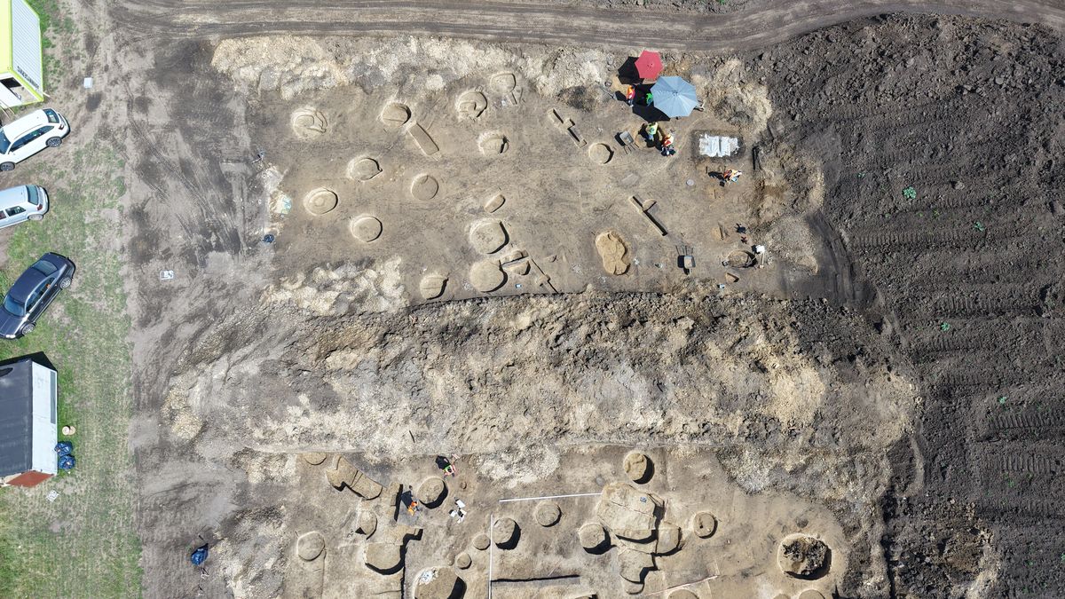 Archeologové odhalili na trase budoucí železnice na Přerovsku kalibrační desku z římského období