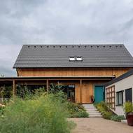 Dům má sedlovou střechu, doprovodné stavby na pozemku mají střechy ploché.