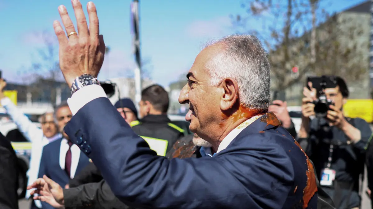 Šáhův syn dostal v Berlíně zásah rajčatovou omáčkou. Předtím kritizoval americké příměří s Íránem