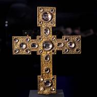 Ostatkový kříž osázený polodrahokamy je zřejmě z Roudnice nad Labem. 