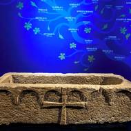 V románském sarkofágu patrně spočinul někdo z českých panovníků. Je vystaven poprvé mimo Vyšehrad. 