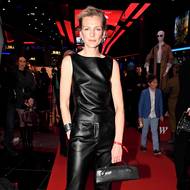 Modelka Zuzana Stráská dorazila v sexy designovém topu s kompletně odhalenými zády a kalhotách z veganské kůže v rovně střiženém provedení od značky So Far.