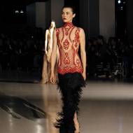 Krajka ve spojení s třásněmi v podání návrháře Tomáše Němce.