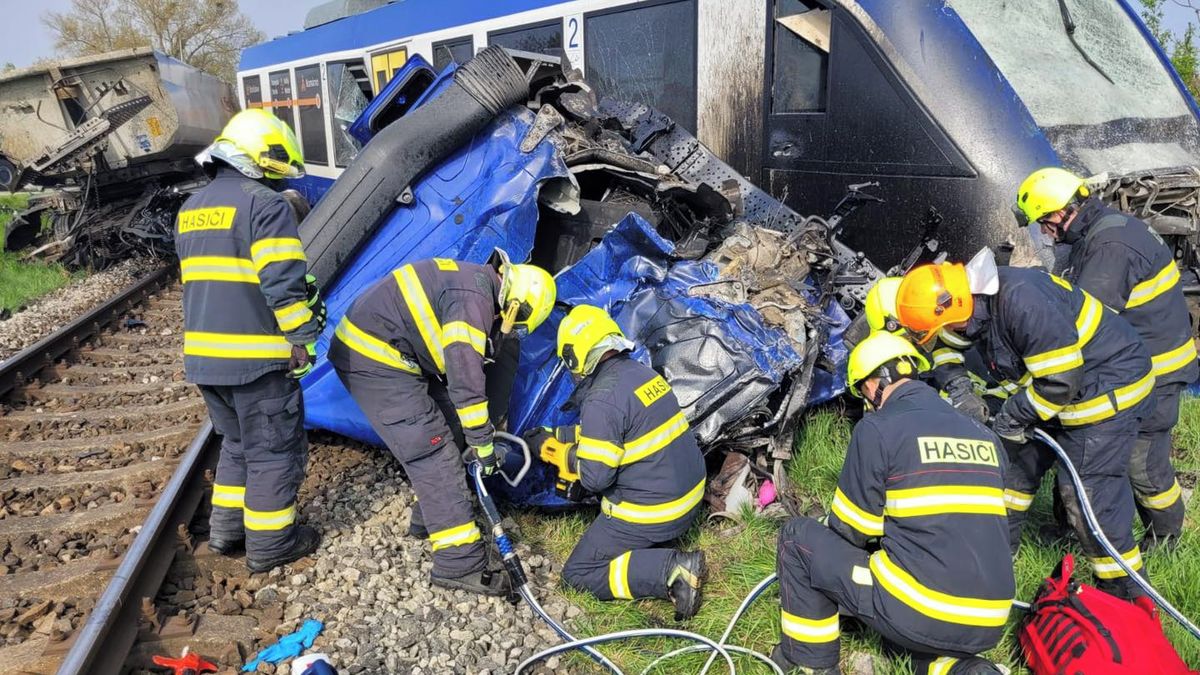 Vlak na Slovensku smetl kamion a vykolejil, jeden mrtvý a 21 zraněných