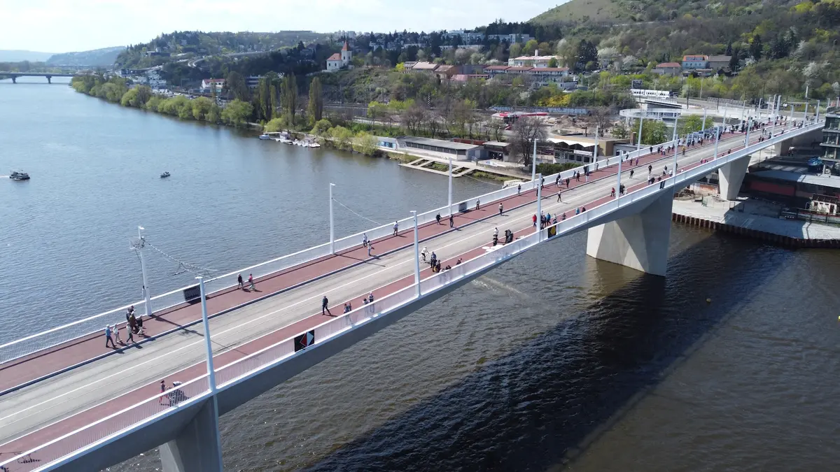 Dvorecký most se otevřel veřejnosti, auta na něj nesmí