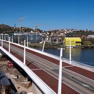 Dvorecký most spojuje na jednom břehu Podolí, na druhém Smíchov a Zlíchov. 