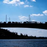 Výstavba mostu trvala šest let, nový most se v Praze otevírá po 11 letech. 