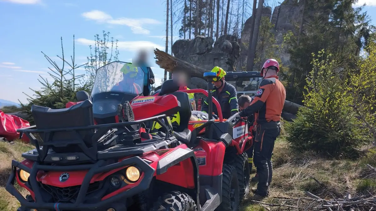 Turista na Broumovsku špatně došlápl, zachraňovalo ho několik jednotek hasičů
