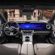 Dominantou kabiny je volitelná palubní deska MBUX Hyperscreen.