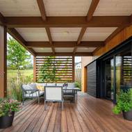 Terasa je navržena tak, aby plynule navazovala na obývací pokoj.