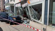 Náraz při nehodě v Praze odmrštil jedno z aut do výlohy kadeřnictví