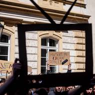 Na transparentech nechyběly ani narážky na pořady jiných médií. 