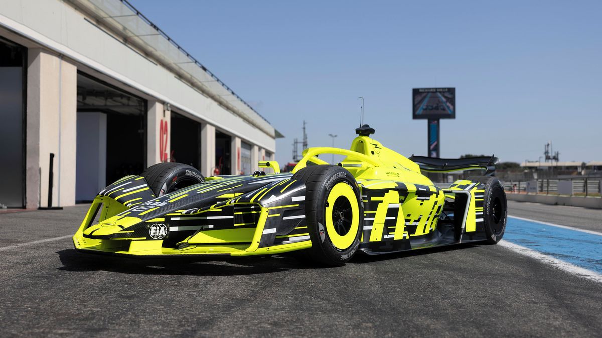 Opel představil elektrickou formuli, za volant usedla pětadvacetiletá jezdkyně