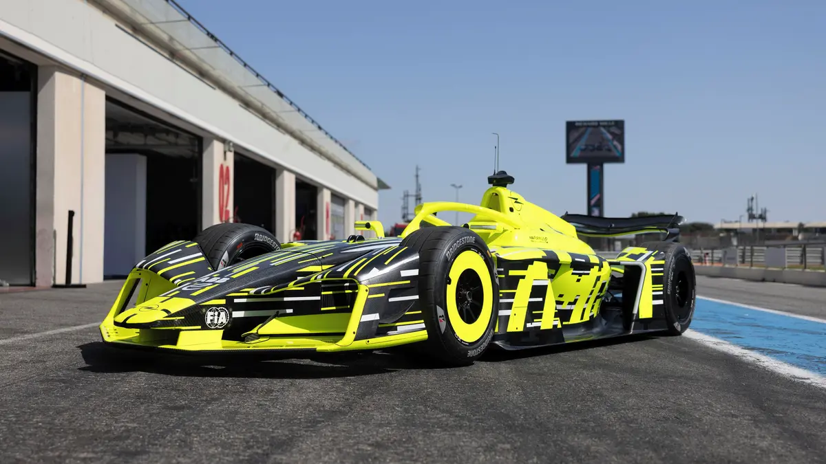 Opel představil elektrickou formuli, za volant usedla pětadvacetiletá jezdkyně