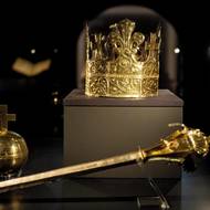 Pohřební klenoty Přemysla II. Otakara, prvního českého panovníka evropského významu. Koruna, žezlo i jablko patří k ozdobám výstavy. 