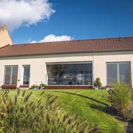 Jaroslava: Základní představu o zahradě jsme měli sami. Řekli jsme, co bychom na ní chtěli, a zahradník nám poradil, které rostliny patří na slunce a které do stínu.