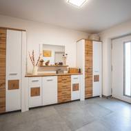 „V základní verzi domu nebyla předsíň a člověk by vstupoval rovnou do obýváku. My jsme si místnosti trochu upravili,“ vysvětluje Jaroslava.