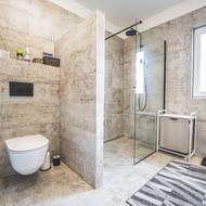 Majitelé chtěli udělat dům co nejvíce bezbariérový. Koupelna je řešená prostorným sprchovým walk-in koutem místo vany.