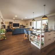 Hlavní obytný prostor propojuje kuchyni, jídelnu i obývací část v jeden velký společný celek.