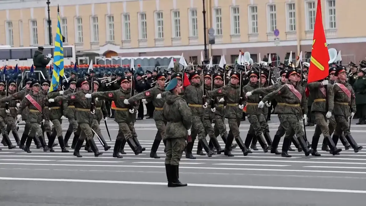 Ruští vojáci nacvičovali v Petrohradu na vojenskou přehlídku na oslavu konce 2. světové války