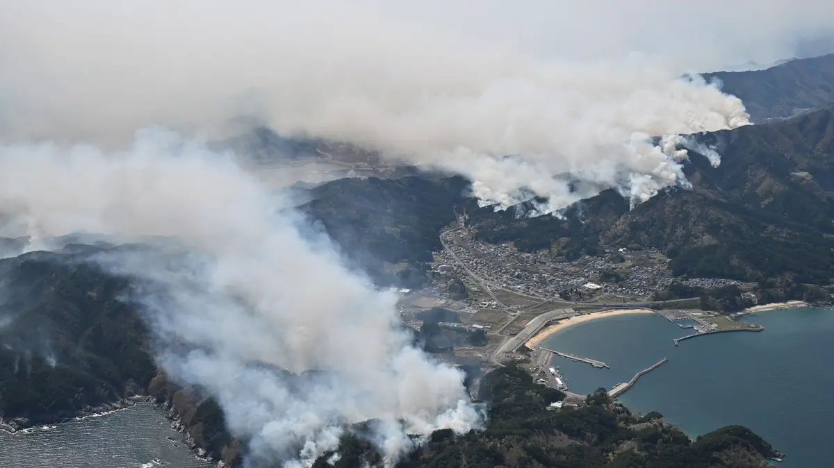 Na severu Japonska zuří požáry. Tisíce lidí musely opustit domovy