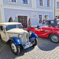 Setkání předválečných vozidel  Ze zámku na hrad