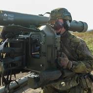 Operátor protiletadlového kompletu RBS-70NG při zachytávání vzdušných cílů