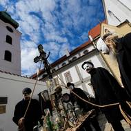 Vynášení kříže z kostela Obětování Panny Marie