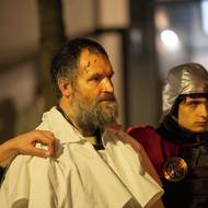 Představitel Ježíše Krista v doprovodu stráže