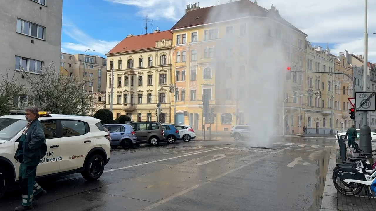 Tại Praha, tại quảng trường Orten prổ ống nước, nước phun trào lên đường phố