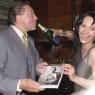 Karel Gott a Lucie Bílá při křtu knihy Dalibora Máchy a Michaely Remešové Posel dobrých zpráv v roce 2004.