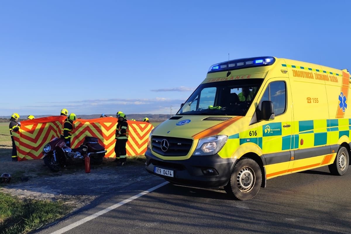Motorkář na Opavsku nevybral zatáčku, zemřel na místě