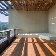 Na téhle hluboké kryté lodžii je určitě velmi příjemné pobývat.