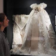 Róba z roku 1841, kterou měla Alžběta na křtinách. 