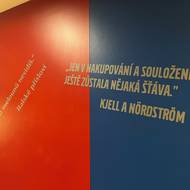 Zdi jsou posety citáty.